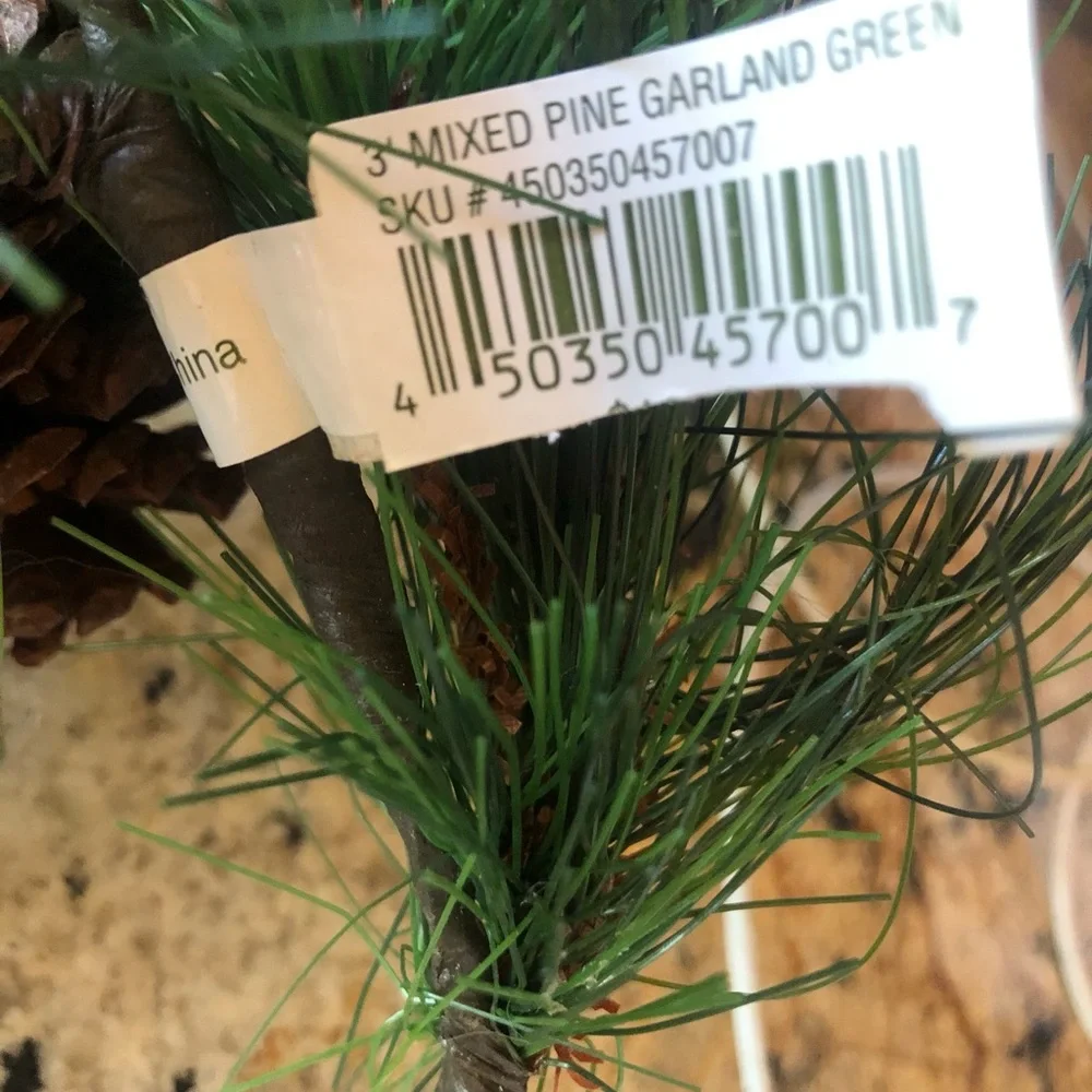 Christmas NWT 3ft mixed green pine garland with pinecones
